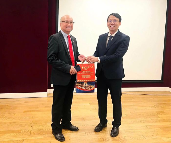 Phó Chủ tịch UBND tỉnh Nguyễn Thanh Hà tặng quà ông Nguyễn Minh Tuấn.