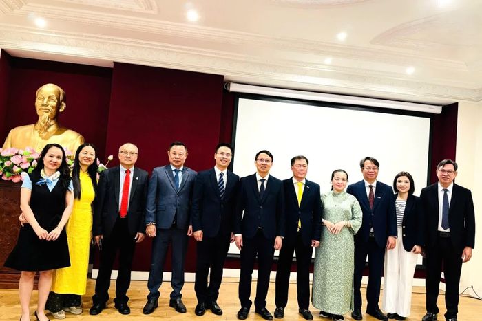 Đoàn công tác tỉnh Khánh Hòa chụp ảnh lưu niệm cùng các cán bộ Đại sứ quán Việt Nam tại Pháp.