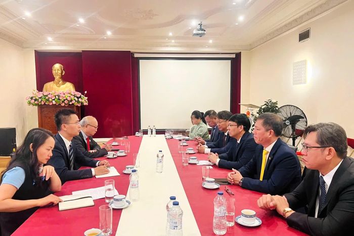 Quang cảnh buổi làm việc.