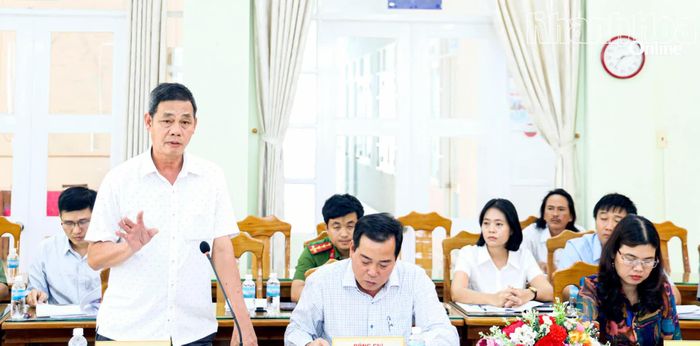 Lãnh đạo UBND xã Vạn Hưng báo cáo tại buổi làm việc.