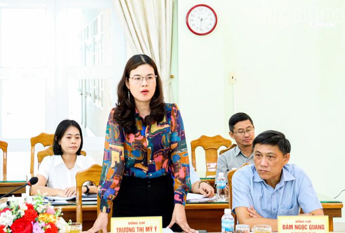Lãnh đạo UBND xã Vạn Ninh báo cáo tại buổi làm việc.