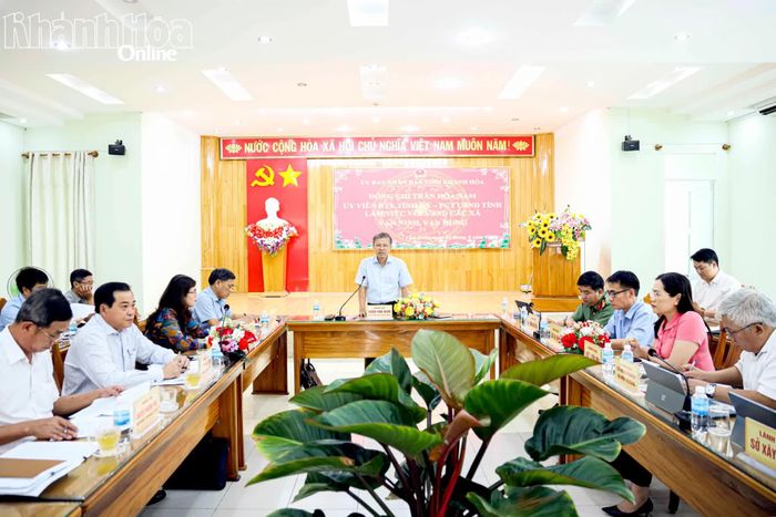 Quang cảnh buổi làm việc.