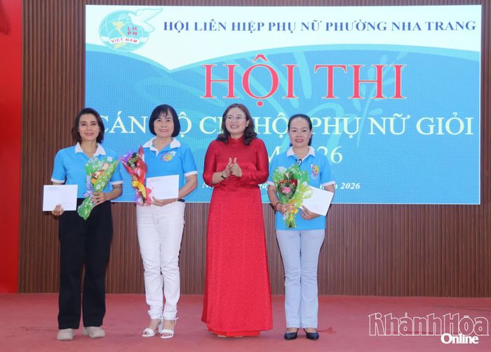 Lãnh đạo Hội Liên hiệp Phụ nữ phường trao giải nhất và nhì cho các đội.