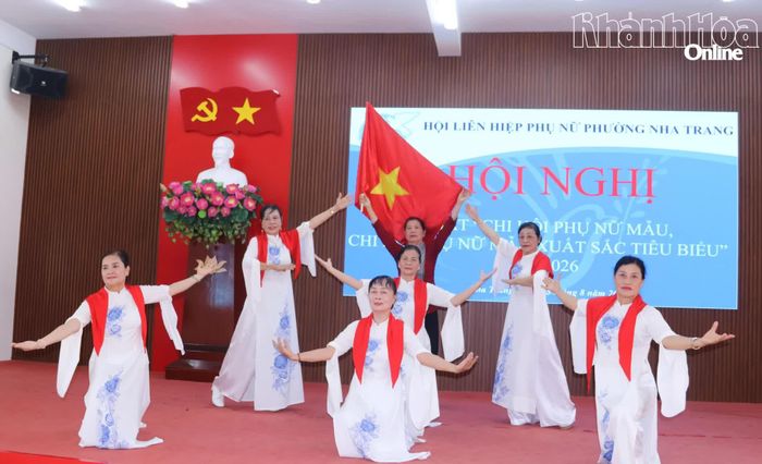 Một tiết mục văn nghệ giao lưu giữa các chi hội trong buổi ra mắt.