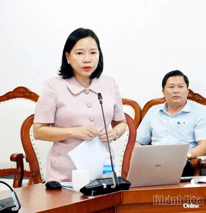 Bà Thái Thị Lệ Hằng - Giám đốc Sở Văn hóa,Thể thao và Du lịch báo cáo công tác chuẩn bị tổ chức Ngày Văn hóa, Du lịch Khánh Hòa tại Quảng Trị năm 2026.