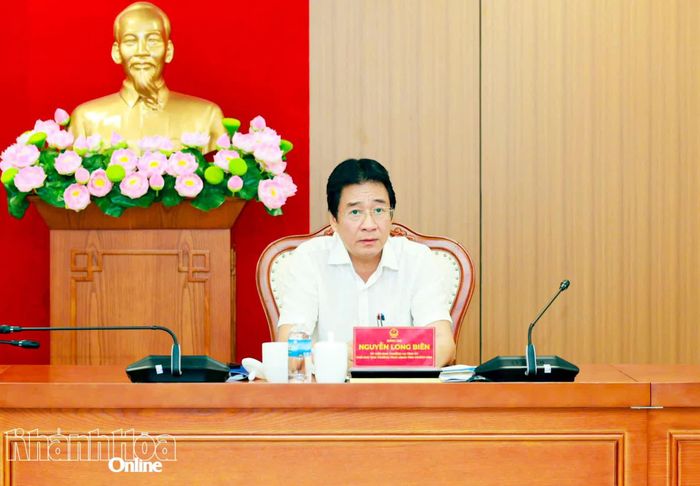 Phó Chủ tịch Thường trực UBND tỉnh Nguyễn Long Biên chủ trì cuộc họp.