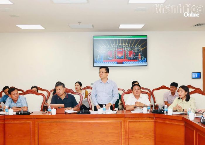 Lãnh đạo Trung tâm Xúc tiến Đầu tư, Thương mại và Du lịch Khánh Hòa báo cáo tại cuộc họp