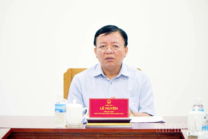Đồng chí Lê Huyền phát biểu tại cuộc họp.