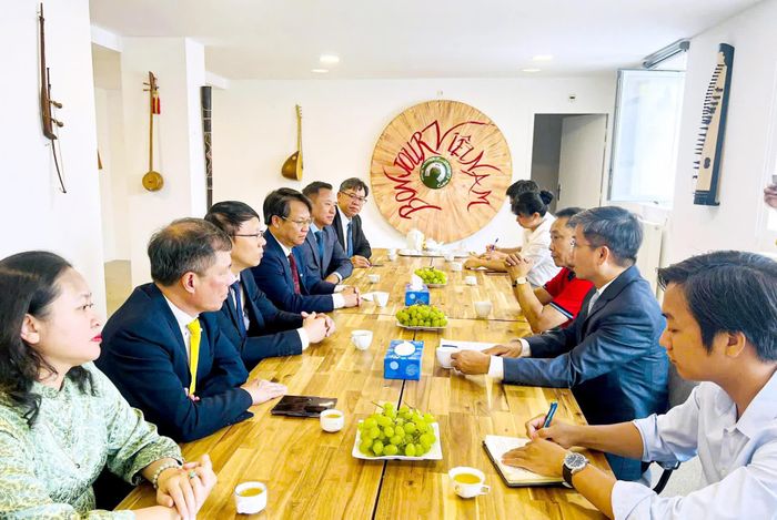 Quang cảnh buổi làm việc.