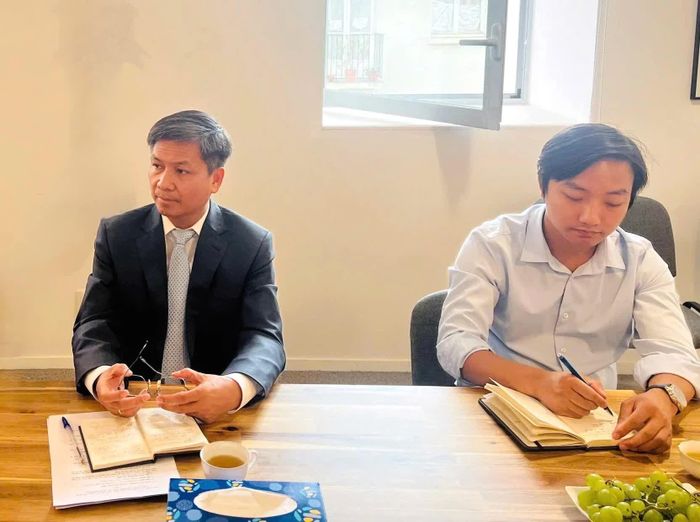 Ông Đinh Ngọc Đức (bên phải) chủ trì tiếp đoàn công tác tỉnh Khánh Hòa.