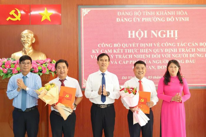 Thường trực Đảng ủy phường Đô Vinh trao quyết định và tặng hoa chúc mừng các cán bộ được bổ nhiệm giữ chức vụ mới.
