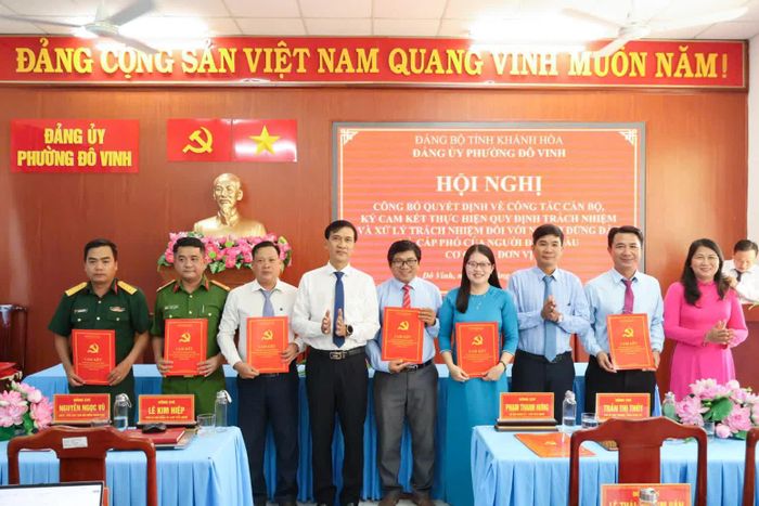 Cán bộ phường Đô Vinh ký cam kết trước sự chứng kiến của Thường trực Đảng ủy phường.
