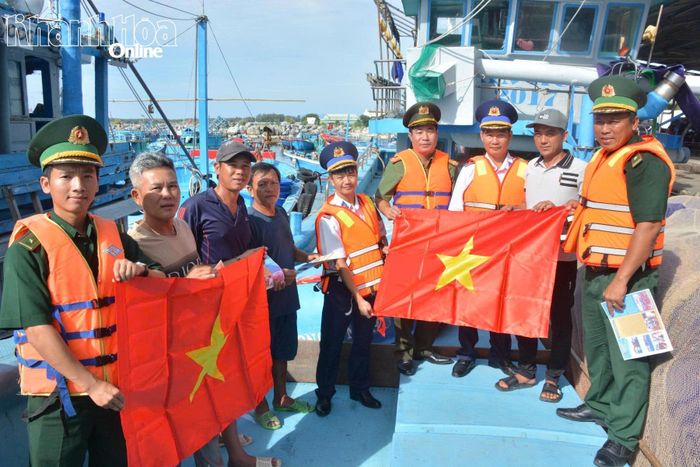 Ban tổ chức tặng cờ Tổ quốc và quà cho các chủ tàu cá cùng ngư dân.