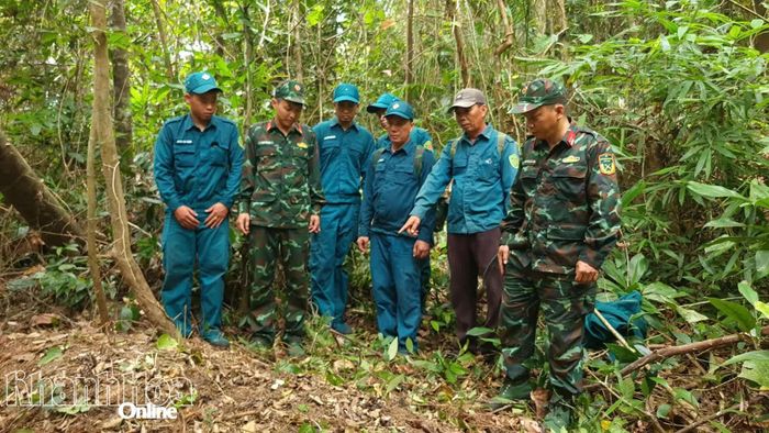 Sau hơn 6 giờ đồng hồ băng cắt rừng, đoàn khảo sát mới tiếp cận được vị trí nghi có mộ liệt sĩ trên núi Hòn Chảo.