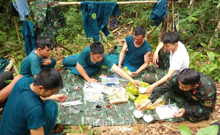 Bữa cơm trưa đơn sơ, dã chiến của cán bộ, chiến sĩ trong chuyến khảo sát.