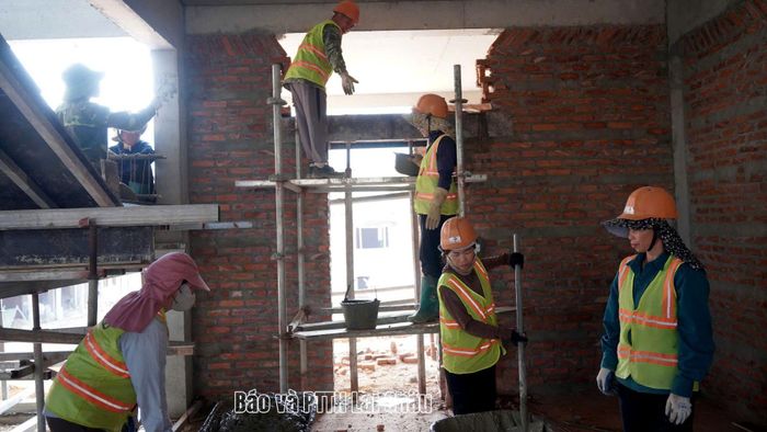 Công nhân Đội thi công Bắc Hà (thuộc Tập đoàn AMACAO) thực hiện thi công các hạng mục công trình.