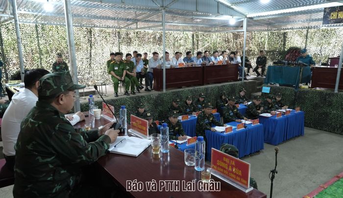 Các đại biểu vận hành cơ chế trong khu vực sa bàn thực hành tác chiến phòng thủ.
