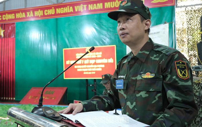 Đồng chí Nguyễn Triệu Vỹ - Phó Bí thư Đảng ủy, Chủ tịch UBND xã Sìn Hồ triển khai nhiệm vụ thực hành tác chiến phòng thủ.