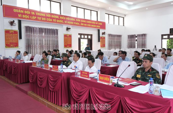 Các đại biểu dự diễn tập tác chiến trong khu vực phòng thủ năm 2026 tại xã Sìn Hồ.