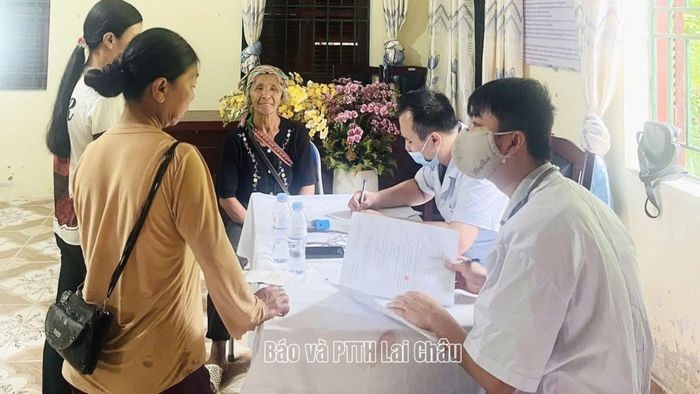 Các y, bác sĩ tận tình khám bệnh trong Chiến dịch 90 ngày đêm khám sức khỏe định kỳ hoặc khám sàng lọc miễn phí cho người dân trên địa bàn tỉnh.