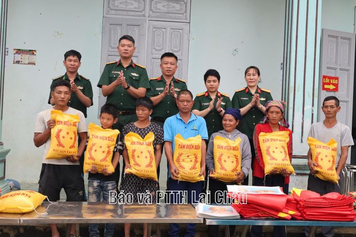 ... trao tặng gạo cho các hộ dân có hoàn cảnh đặc biệt khó khăn.