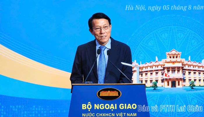 Đồng chí Lương Tam Quang - Bộ trưởng Bộ Công an, Phó Trưởng Ban Thường trực Ban Chỉ đạo Trung ương về phát triển khoa học công nghệ, đổi mới sáng tạo và chuyển đổi số phát biểu chỉ đạo tại phiên họp.