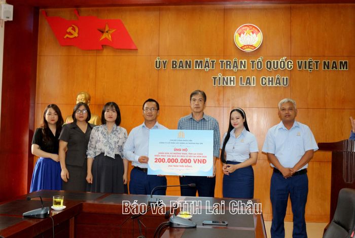 Đoàn công tác của Công ty Cổ phần Xây dựng và Thương mại 299 trao kinh phí hỗ trợ 200 triệu đồng cho Ủy ban MTTQ Việt Nam Lai Châu.