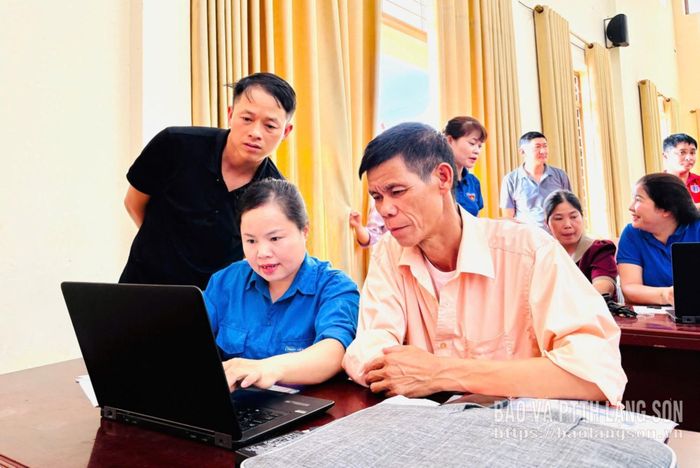 Công chức xã Lợi Bác hướng dẫn các bí thư chi bộ, trưởng thôn cài đặt và sử dụng các ứng dụng, công nghệ số trên máy tính cá nhân