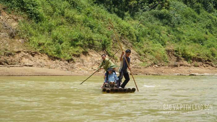 Muốn vào trong xóm Song Phụ người dân phải đi những chiếc bè rộng khoảng 80cm, dài gần 7m