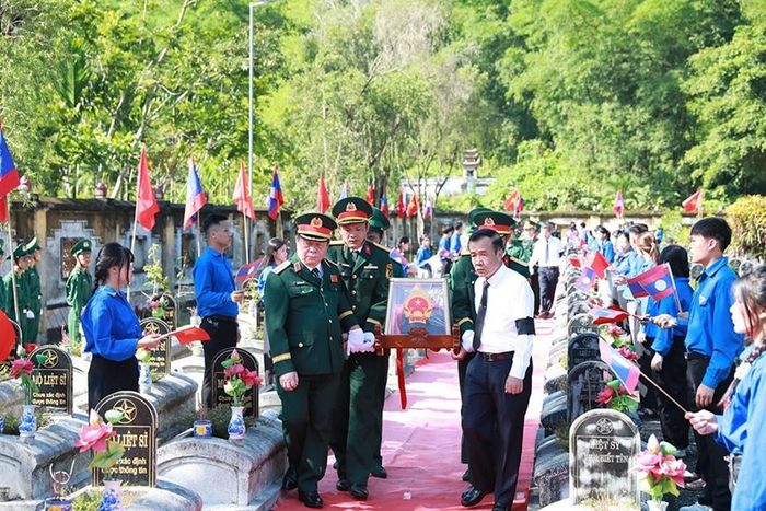 Đại tướng Nguyễn Trọng Nghĩa dự lễ truy điệu và an táng hài cốt liệt sĩ Quân tình nguyện và chuyên gia Việt Nam hy sinh tại Lào, được tổ chức tại Nghĩa trang Liệt sĩ quốc tế Đồng Tâm, tỉnh Thanh Hóa, ngày 27-5-2026. Ảnh: TTXVN