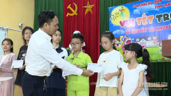 Đại diện dòng họ Trần tỉnh Lạng Sơn tặng quà cho các cháu trong dòng họ đạt thành tích cao trong học tập