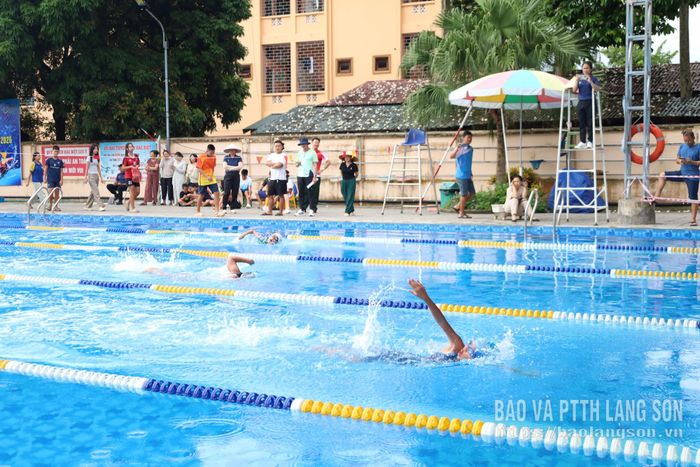 Các vận động viên thi đấu nội dung bơi tự do 50m cá nhân nữ