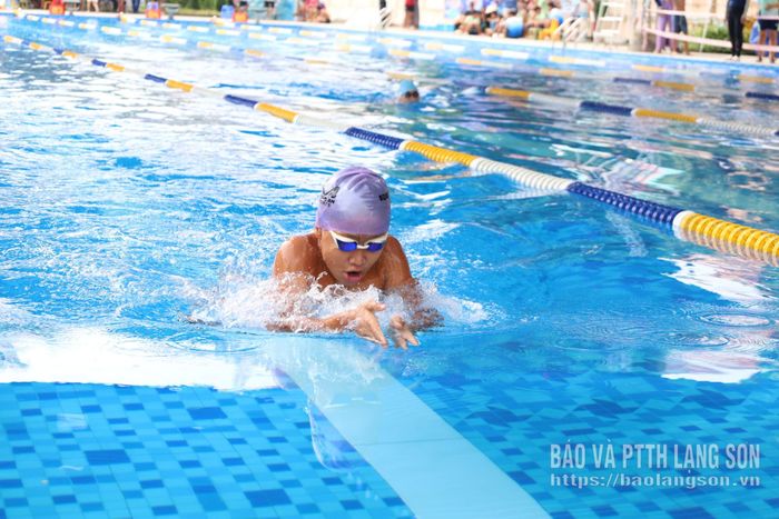 Vận động viên thi đấu nội dung bơi ếch 50m cá nhân nam