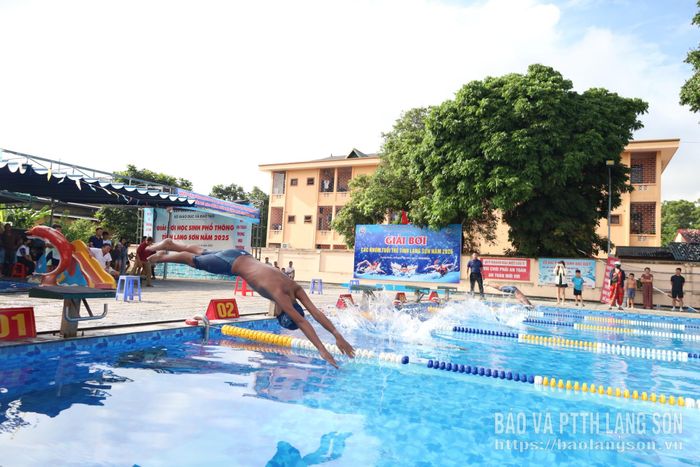 Các vận động viên thi đấu nội dung bơi tự do 50m cá nhân nam