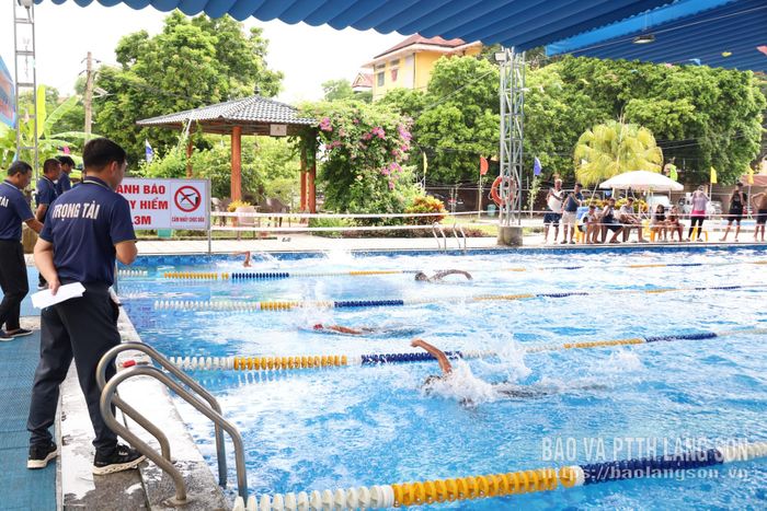 Các vận động viên tăng tốc về đích