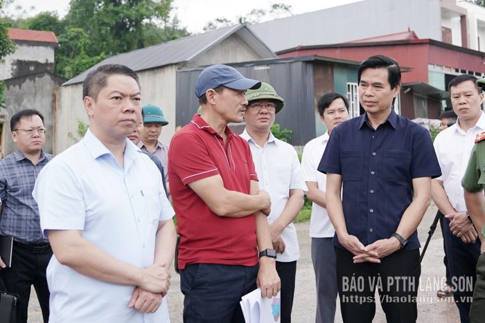 Đồng chí Hoàng Quốc Khánh, Ủy viên Trung ương Đảng, Bí thư Tỉnh ủy và các thành viên đoàn công tác nghe đại diện nhà đầu tư dự án Quần thể khu du lịch sinh thái, cáp treo Mẫu Sơn báo cáo tiến độ thực hiện tại cuộc kiểm tra