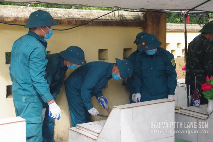Các lực lượng chức năng tiến hành mở phần mộ, khai quật để lấy mẫu sinh phẩm