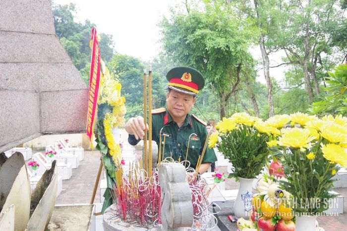 Các đại biểu dâng hương, dâng hoa và thắp hương trước các phần mộ liệt sĩ