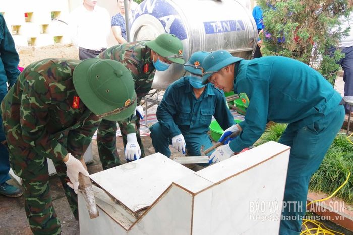 Các lực lượng chức năng tiến hành mở phần mộ, khai quật để lấy mẫu sinh phẩm