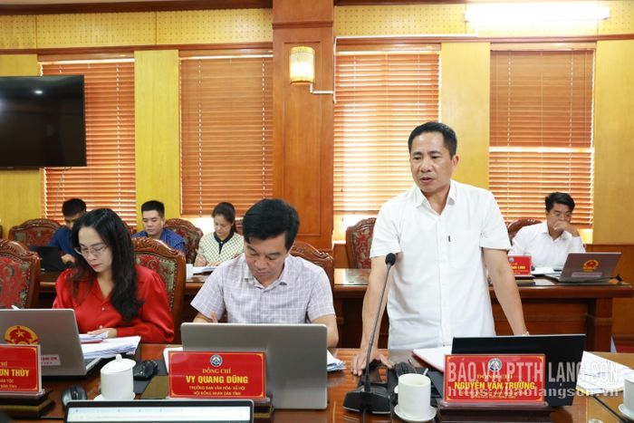 Đồng chí Nguyễn Văn Trường, Phó Chủ tịch HĐND tỉnh phát biểu tại phiên họp