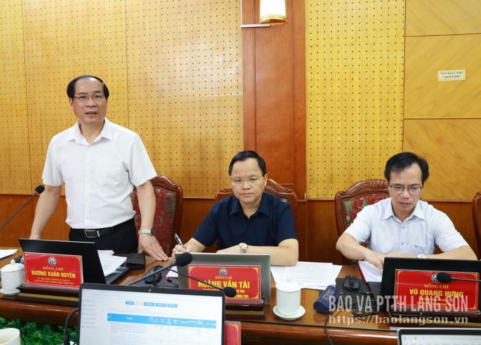 Đồng chí Dương Xuân Huyên, Ủy viên Ban Thường vụ Tỉnh ủy, Phó Chủ tịch Thường trực HĐND tỉnh phát biểu tại phiên họp