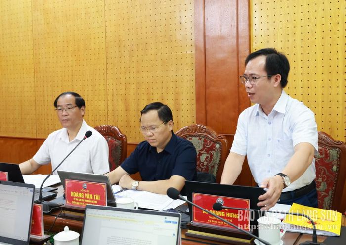 Lãnh đạo Ban Pháp chế HĐND tỉnh báo cáo nội dung trình tại phiên họp