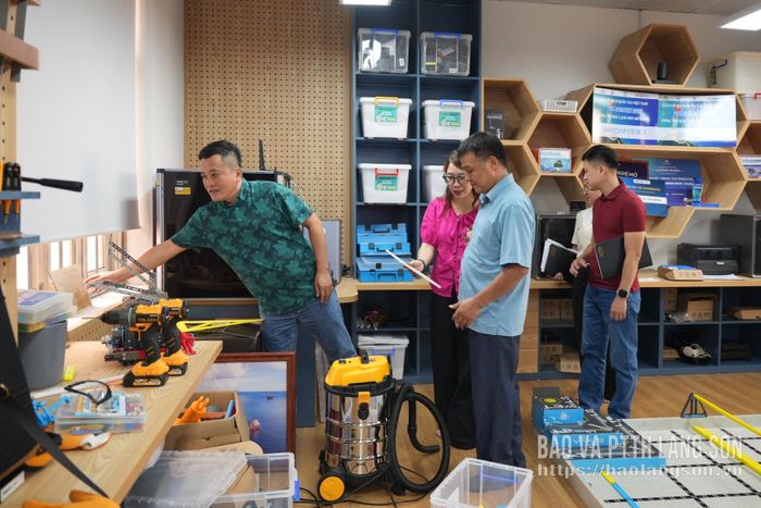 Đoàn công tác khảo sát phòng học STEM tại Trường THCS Vĩnh Trại