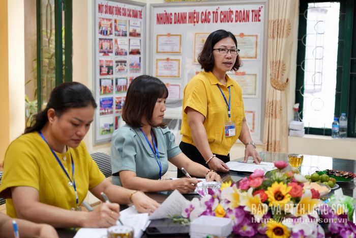 Đại diện Ban giám hiệu Trường Mầm non Liên Cơ báo cáo về tình hình cơ sở vật chất, trang thiết bị của nhà trường với đoàn công tác