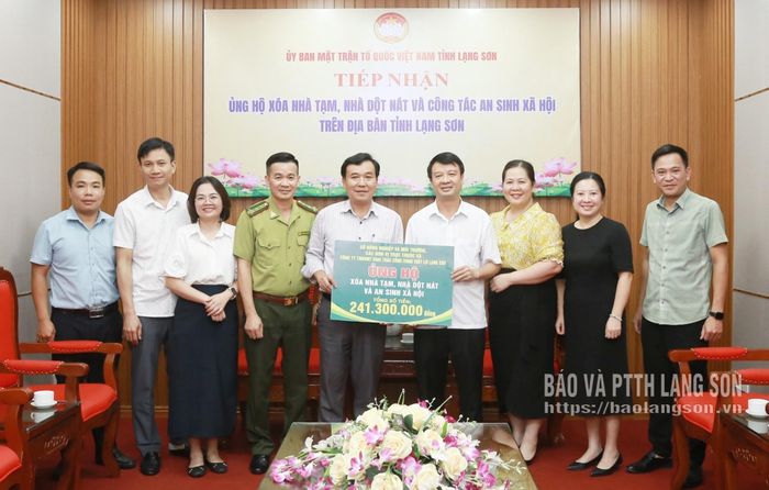Lãnh đạo Ủy ban MTTQ Việt Nam tỉnh tiếp nhận ủng hộ kinh phí từ đoàn công tác