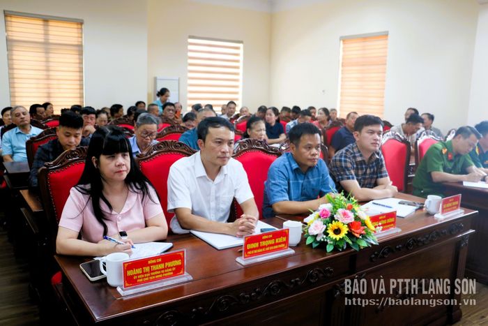 Các đại biểu và cử tri tham dự hội nghị