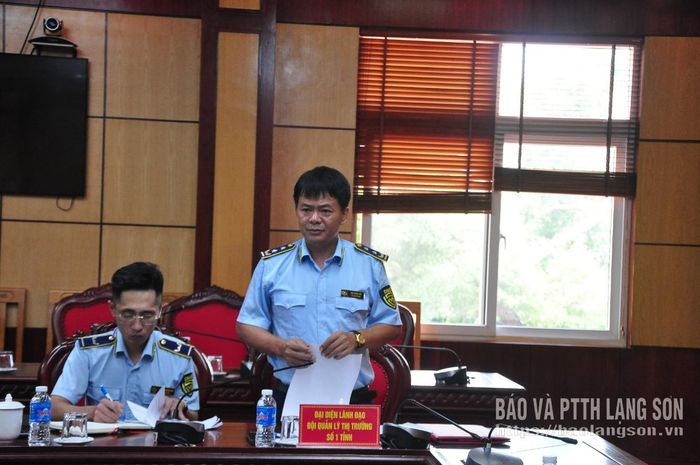 Lãnh đạo Đội Quản lý thị trường số 1 báo cáo kết quả công tác tại hội nghị
