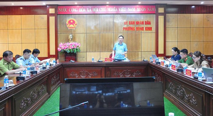 Lãnh đạo UBND phường, Trưởng Ban Chỉ đạo 389 phường Đông Kinh phát biểu tại hội nghị