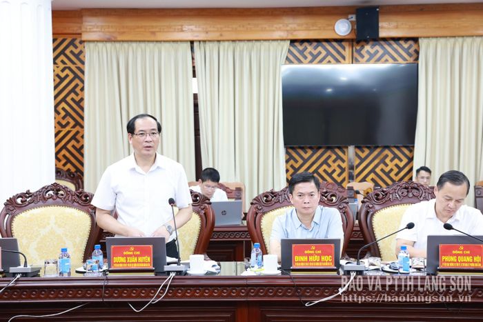 Đồng chí Dương Xuân Huyên, Ủy viên Ban Thường vụ Tỉnh ủy, Phó Chủ tịch Thường trực HĐND tỉnh phát biểu tại hội nghị