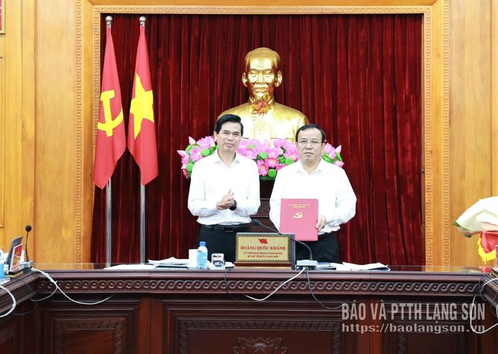 Đồng chí Hoàng Quốc Khánh, Ủy viên Trung uơng Đảng, Bí thư Tỉnh ủy trao quyết định cho đồng chí Phan Hồng Tiến